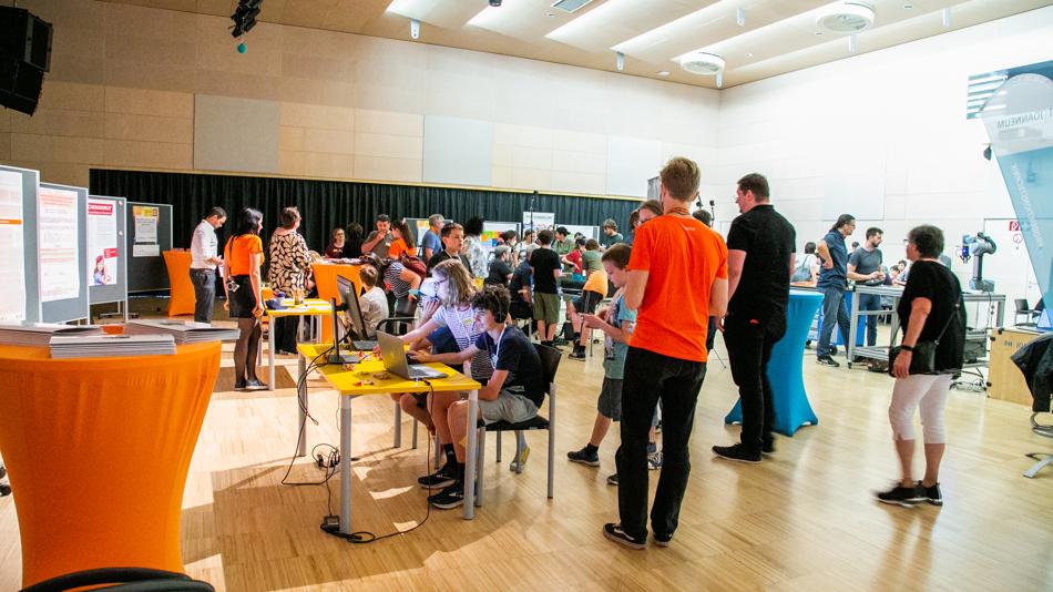 Das Bild zeigt Besucher:innen der Langen Nacht der Forschung