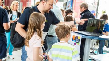Das Bild zeigt eine Besucher:innen der Langen Nacht der Forschung