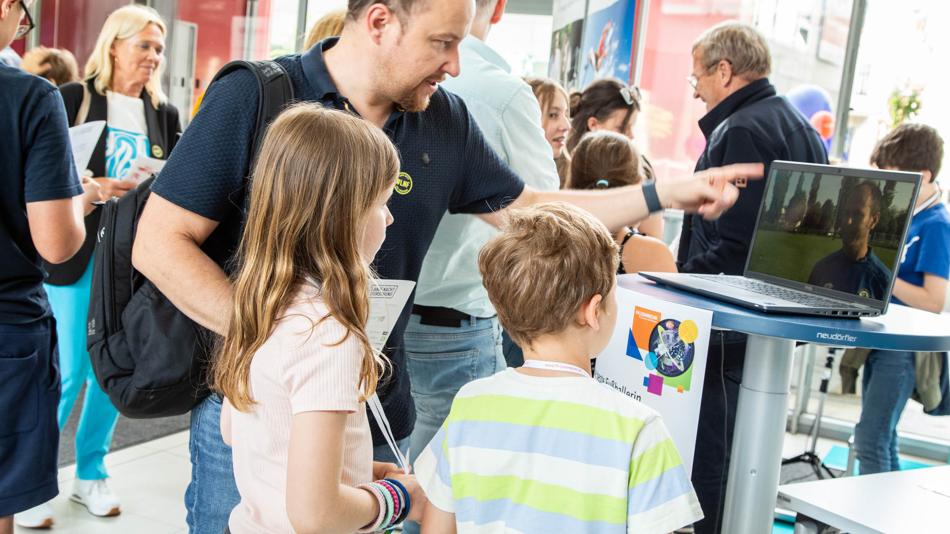 Das Bild zeigt eine Besucher:innen der Langen Nacht der Forschung