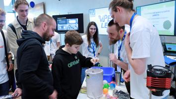 Personen bei einem Experiment