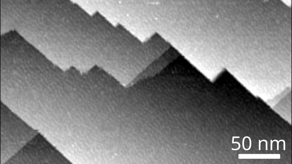 Verschiedene Graustufen, getrennt durch Kanten