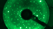 Grüner Kreis mit leuchtenden Punkten und Loch in der Mitte