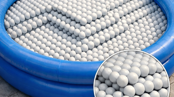 Pool mit weißen Kugeln