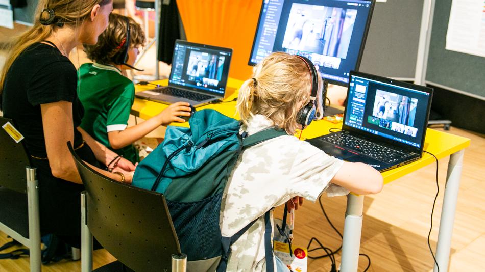 Das Bild zeigt eine Besucher:innen der Langen Nacht der Forschung