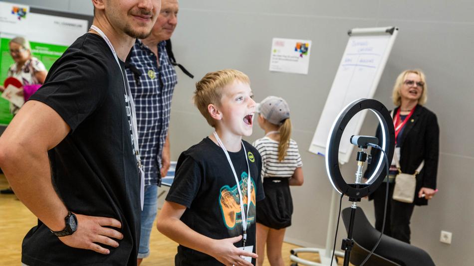 Das Bild zeigt Besucher:innen der Langen Nacht der Forschung
