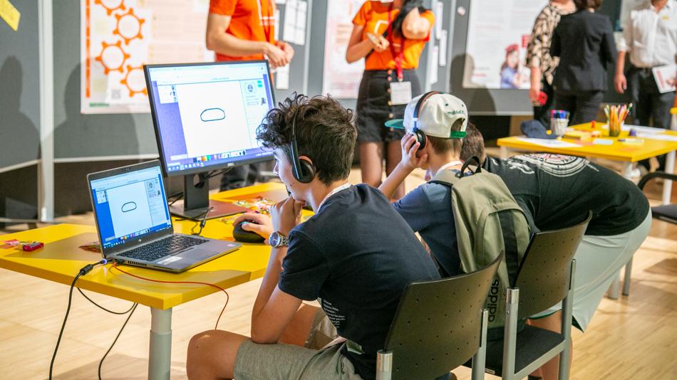 Das Bild zeigt eine Forschungsstation bei der Lange Nacht der Forschung an der FH JOANNEUM
