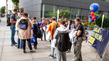 Das Bild zeigt Besucher:innen der Langen Nacht der Forschung