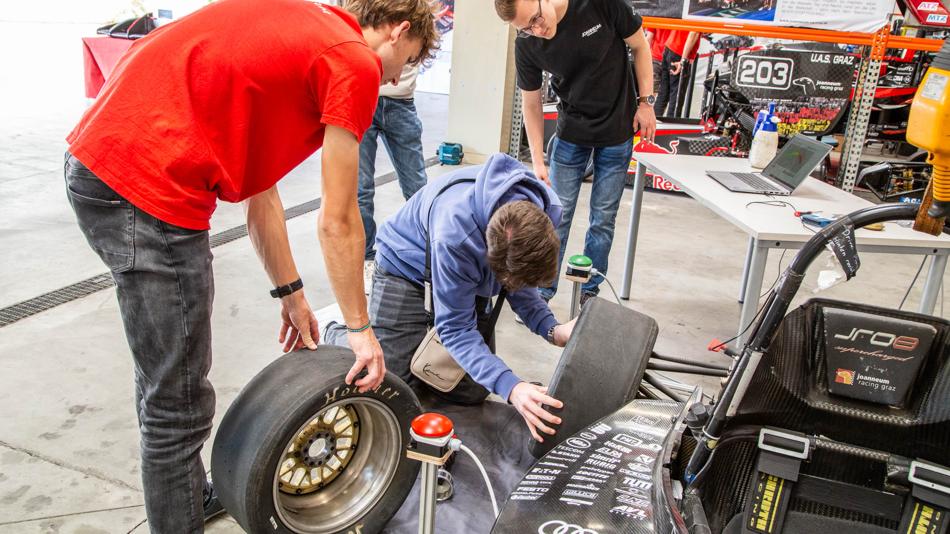 Das Bild zeigt den Formular Student Rennwagen des Joanneum Racing Teams