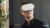 Mann mit VR-Brille