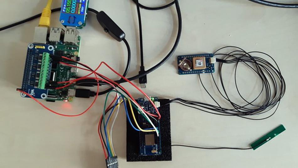 Mehrere zusammengesteckte Kabel: Das Innere der digitalen Kuhglocke