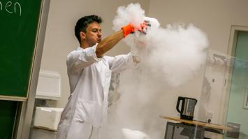 Das Bild zeigt chemische Experimente bei der Langen Nacht der Forschung an der FH JOANNEUM