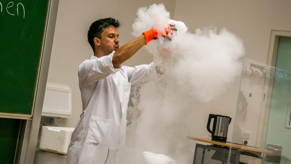 Das Bild zeigt chemische Experimente bei der Langen Nacht der Forschung an der FH JOANNEUM