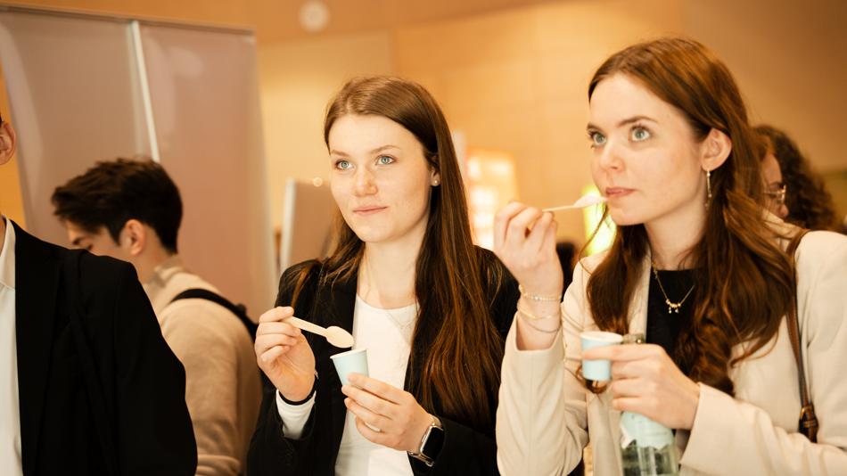Das Bild zeigt Besucherinnen, die ihren Geschmackssinn erproben