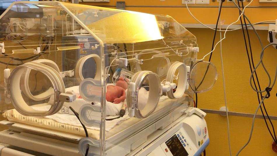 Brutkasten im Simulationsraum im AKH