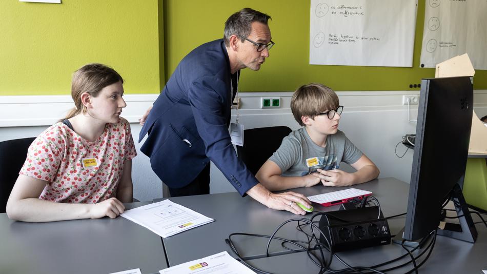 Programmiere das Computerspiel Flappy Bird am Institut Software Design und Security