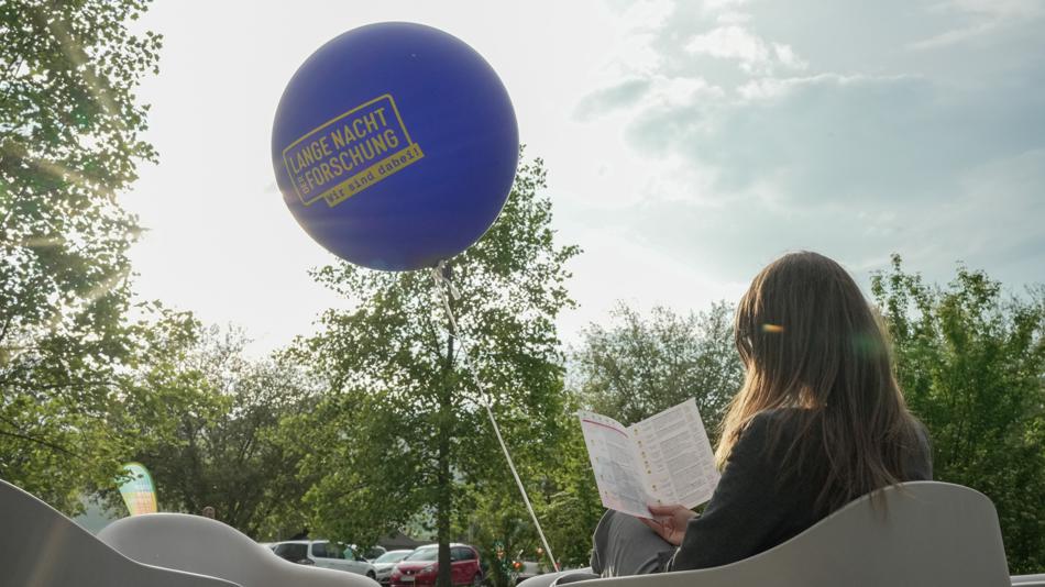 Das Bild zeigt Besucher:innen der Langen Nacht der Forschung