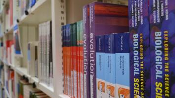 Biologische Fachliteratur in Regalen