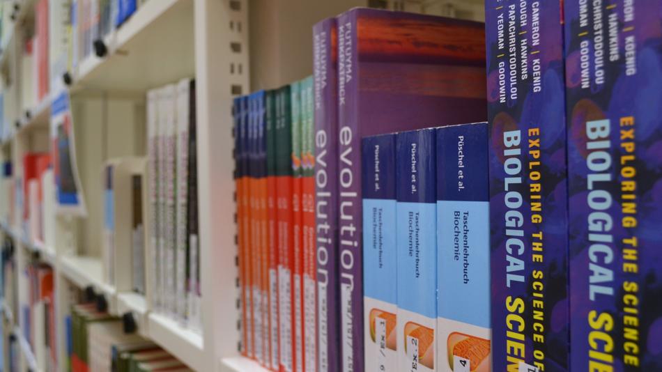 Biologische Fachliteratur in Regalen