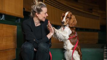 Svenja Singer mit Hündin Tilda im Hörsaal