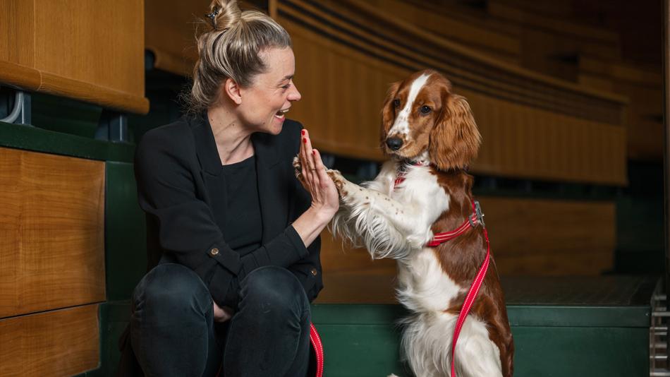 Svenja Singer mit Hündin Tilda im Hörsaal
