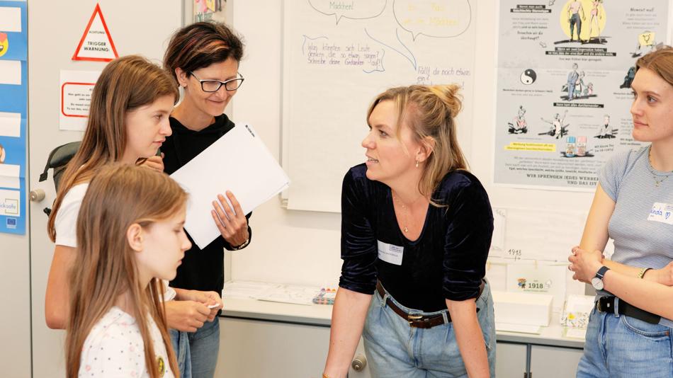 Personen beim Reden über Geschlechter