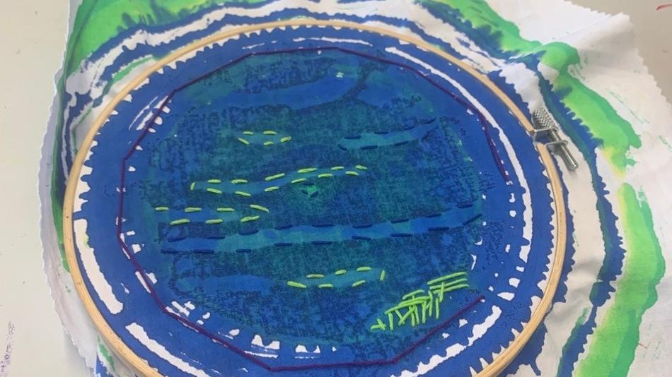 Bunt bedruckter Stoff