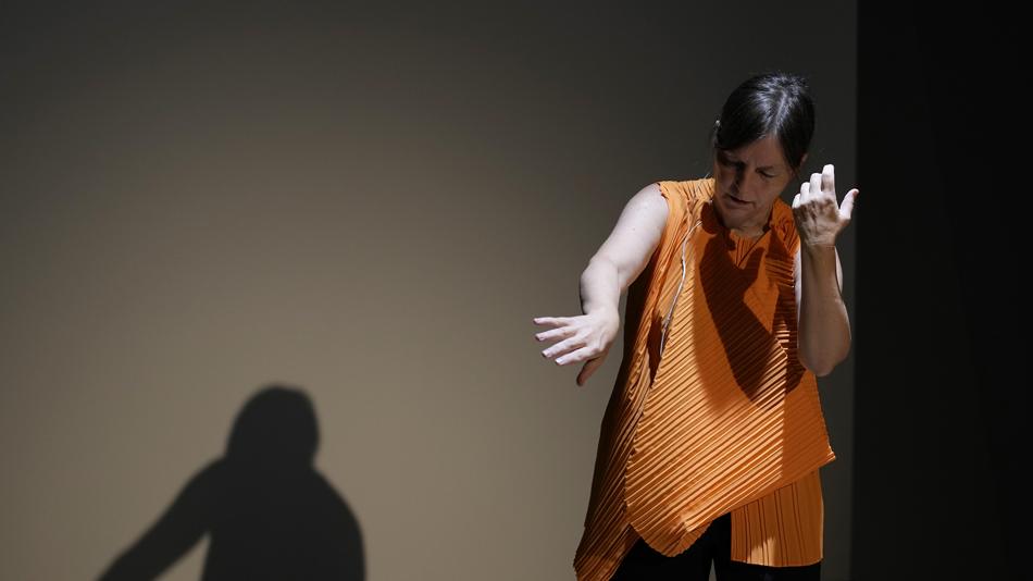 Barbara Lüneburg ahmt das Spiel eines renommierten Geigers (Maxim Vengerov) ohne Instrument mit verkörperten Gesten nach.