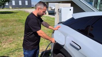 Entladung eines Elektroautos