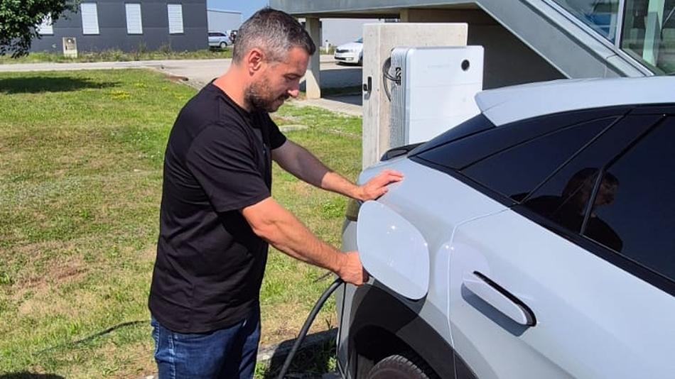 Entladung eines Elektroautos