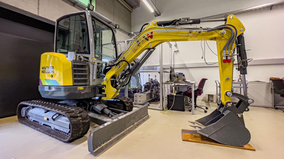 Zu sehen ist die Seitenansicht eines Kompaktbaggers