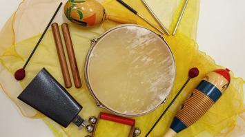 Verschiedene Perkussionsinstrumente und Stabspiele