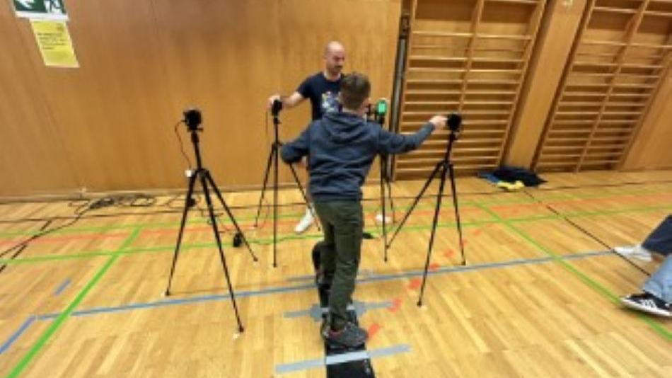 Junge bei Koordinationsübungen