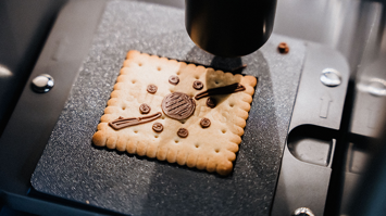 Butterkeks wird mit Schokolade bedruckt