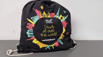 Schwarzer Stoff-Turnbeutel mit buntem Aufdruck