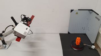 3D-Scanner scannt orangenen Kunststoffroboter