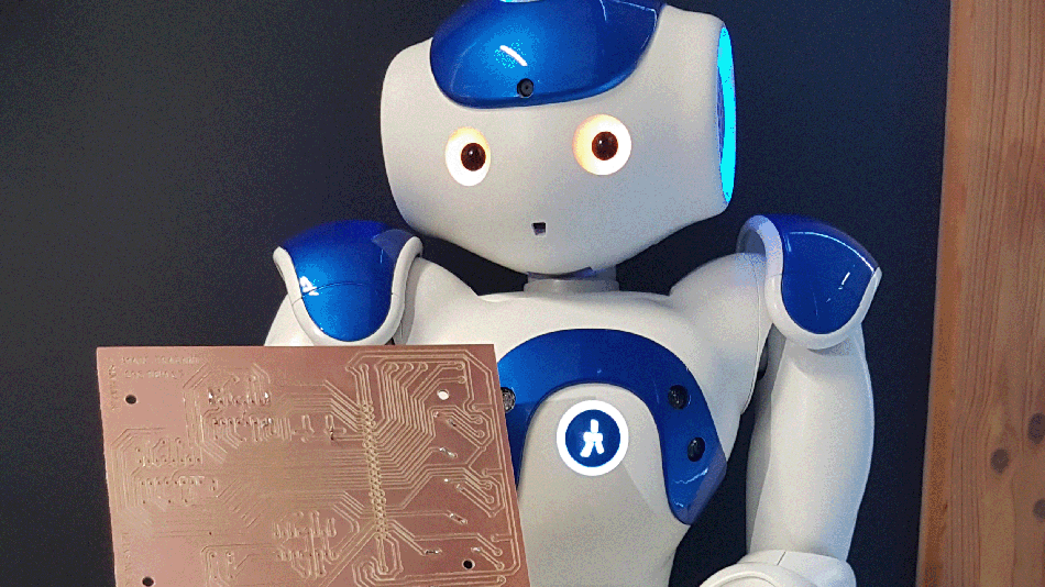 Humanoider Roboter vor dunkelblauer Wand