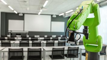 Grüner Industrieroboterarm in einem Hörsaal