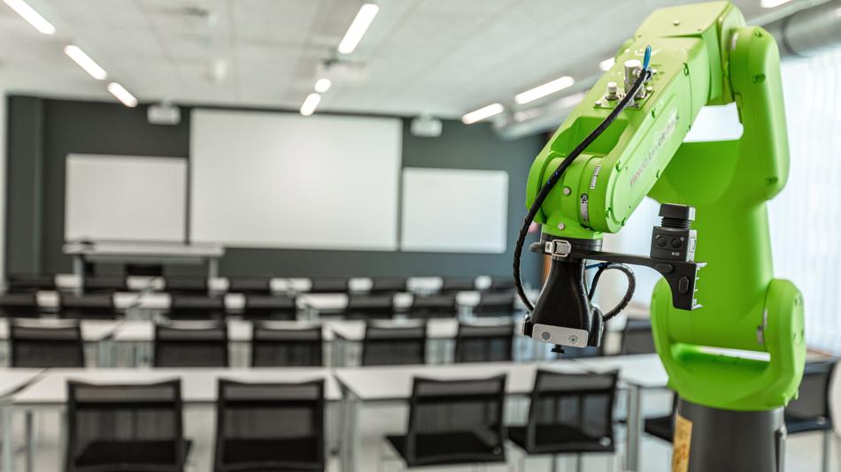 Grüner Industrieroboterarm in einem Hörsaal