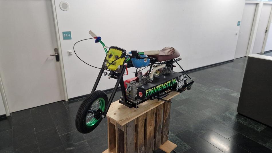 Drag Bike auf Holzpodest