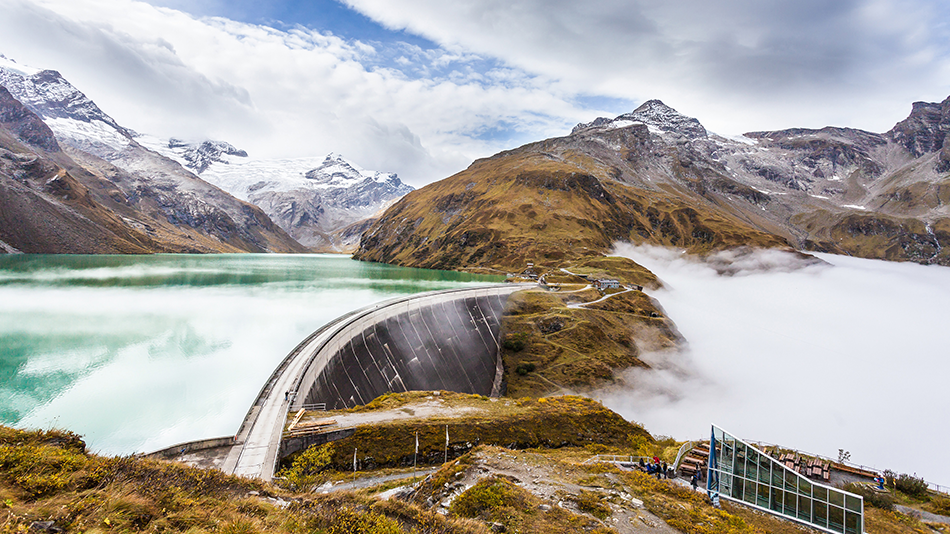 Stausee mit Staumauer in den Bergen