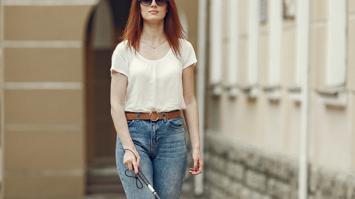 Blinde Frau mit Blindenstock