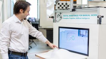 Mitarbeiter:in wird mit digitalen Tools bei der Arbeit unterstützt.