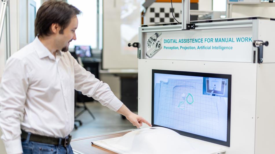 Mitarbeiter:in wird mit digitalen Tools bei der Arbeit unterstützt.