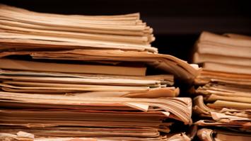 Stapel alter Blätter mit Texten