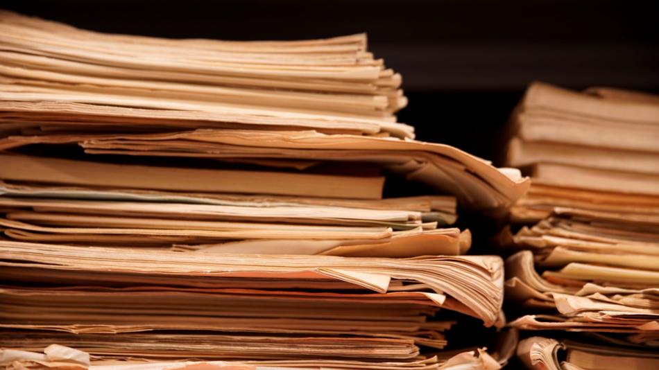 Stapel alter Blätter mit Texten