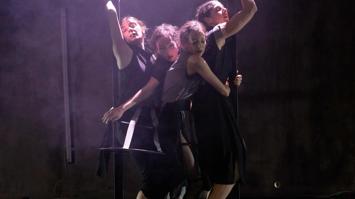 Foto der Aufführung „Loud Whispers“ von Athanasia Kanellopoulou; vier Frauen sind umschlungen und in Bewegung dargestellt.