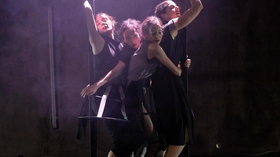 Foto der Aufführung „Loud Whispers“ von Athanasia Kanellopoulou; vier Frauen sind umschlungen und in Bewegung dargestellt.