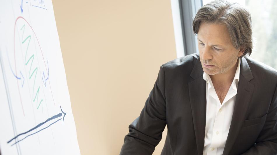 Rainer Holzinger erklärt mithilfe eines Flipcharts Details zu seinem Vortrag.