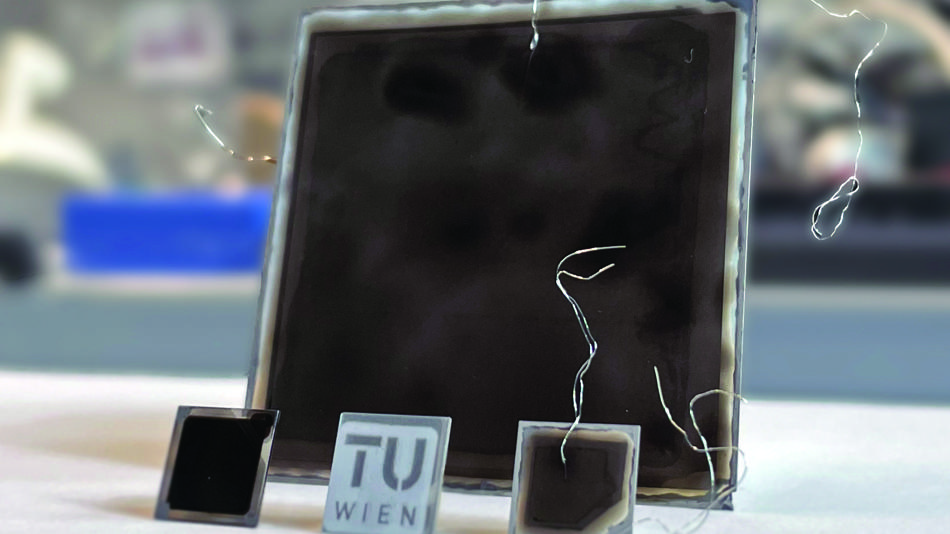 Verschiedene Sauerstoff-Ionen-Batterie-Proben. Im Vordergrund: zwei 1 × 1 cm² Zellen und eine mittels Inkjetdruck hergestellte keramische Diffusionsbarriereschicht in Form des TU Wien Logos. Im Hintergrund: Eine 5 × 5 cm² Zelle.