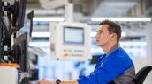 Mitarbeiter im Instandhaltungsbereich mit mehreren Monitoren zur Prozessüberwachung.